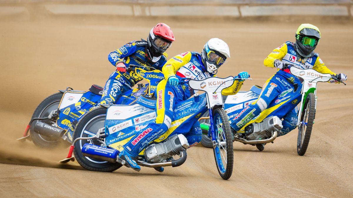 WP SportoweFakty / Krzysztof Konieczny / Na zdjęciu: Oskar Paluch i Jakub Stojanowski (obaj Stal Gorzów) oraz Kacper Pludra (GKM Grudziądz)