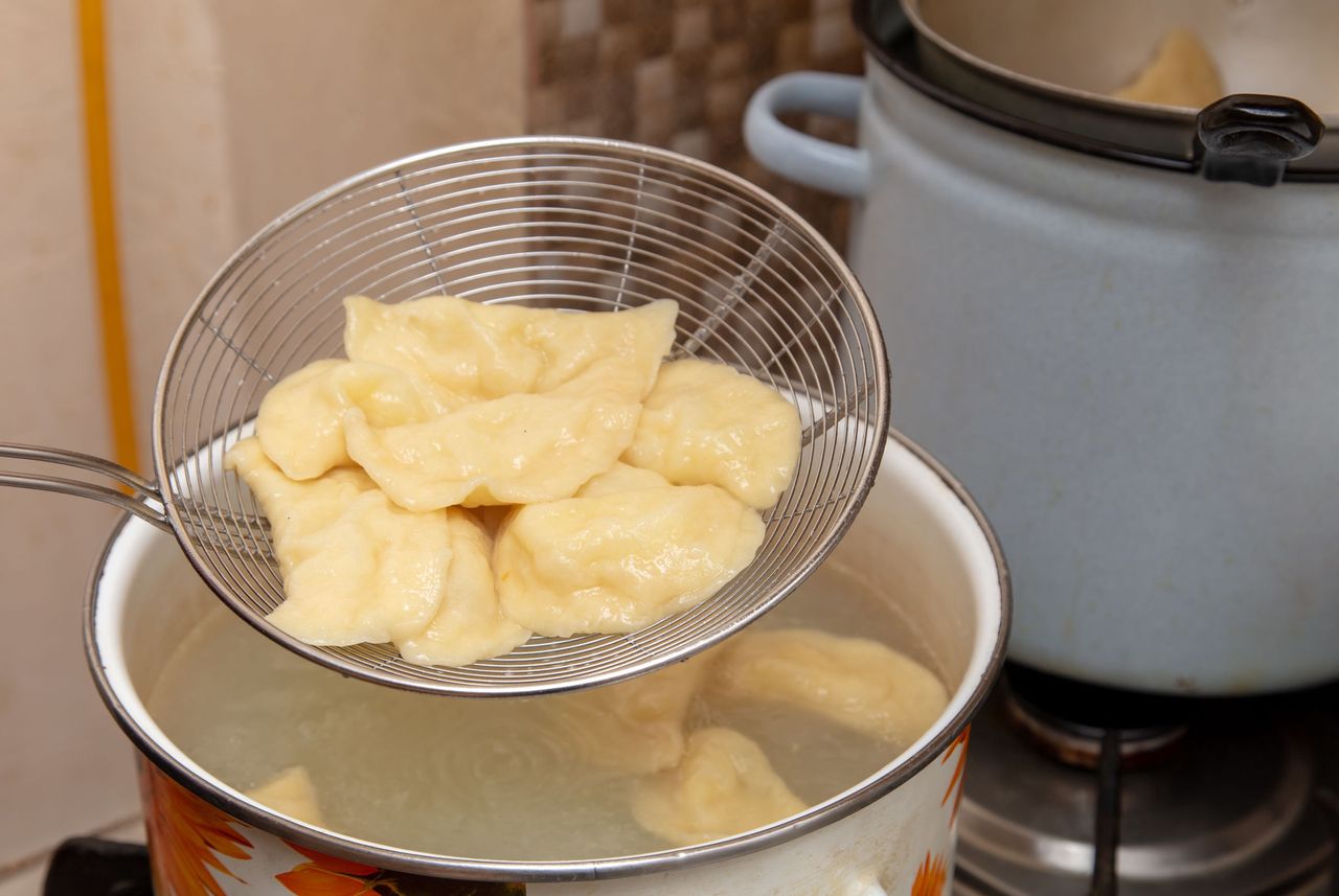 Wrzucasz pierogi na wrzątek? Triki na idealne ciasto pierogowe