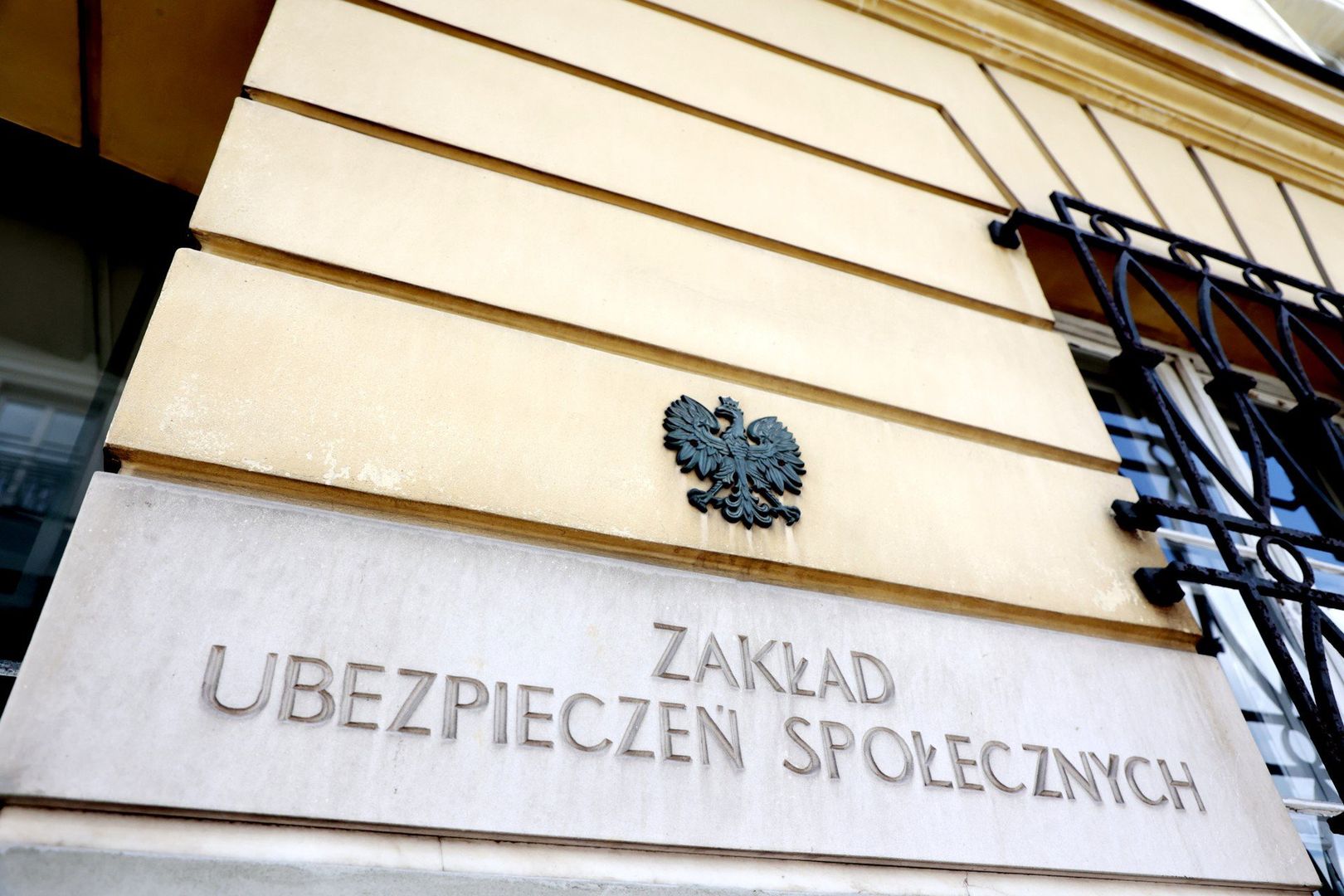 Osoby, które nie spełniają wymogów, czyli nie ukończyły 75. roku życia i nie są całkowicie niezdolne do pracy, nie będą uprawnione do dodatku pielęgnacyjnego. W takich przypadkach ZUS nie wypłaci żadnej pomocy finansowej. Warto jednak monitorować przepisy, bo mogą one ulec zmianie.
