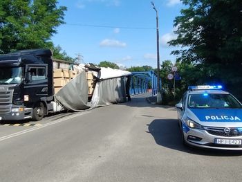 Kędzierzyn-Koźle: Kierowca tira zignorował znaki. Nie zmieścił się pod mostem