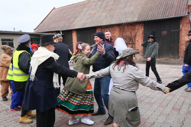 Gorzyce Wielkie, 18.02.2023. Obrzęd tradycyjnego Podkoziołka w Gorzycach Wielkich, 18 bm. W sobotę od rana we wsi orszak przebierańców chodzi od domu do domu, życząc mieszkańcom pomyślności na kolejny rok. W trakcie wędrówki grają, tańczą i śpiewają. W barwnym korowodzie są m.in. para młoda, kominiarz, lajkonik, cyganka, leśniczy i diabeł. (ad) PAP/Tomasz Wojtasik ***Zdjęcie do depeszy PAP pt. Wielkopolskie/ Mieszkańcy Gorzyc Wielkich żegnają karnawał Podkoziołkiem***