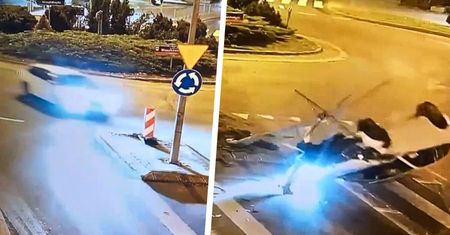 Dachowanie na rondzie. Kolejny kierowca "wpadł" w Wyszkowie