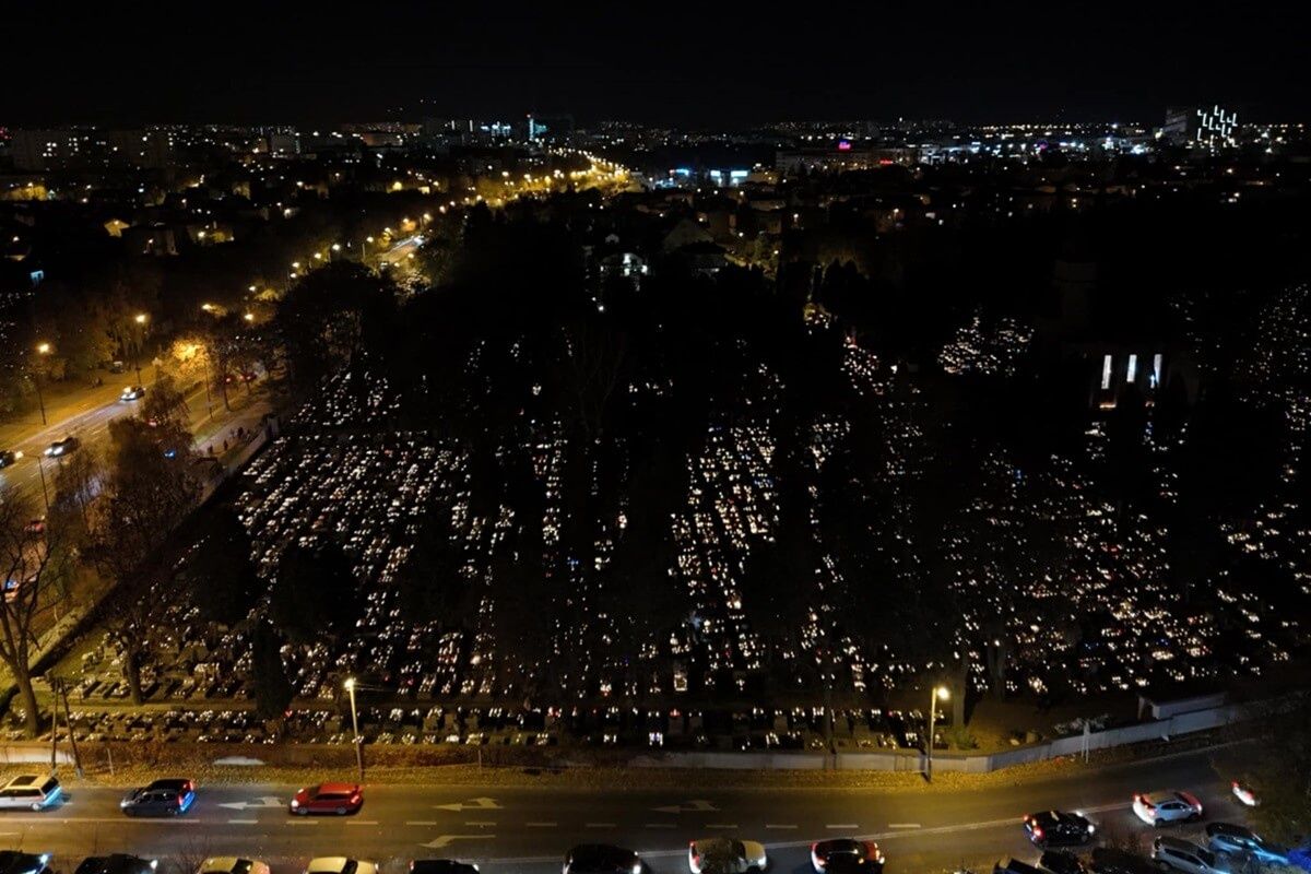 Zespół cmentarzy przy ul. Walecznych nocą we Wszystkich Świętych 2024