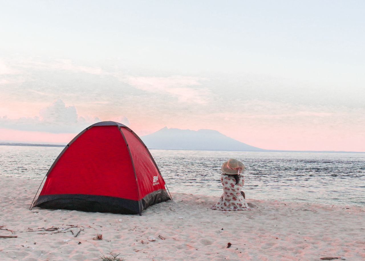 Wakacyjny niezbędnik. Jaki sprzęt i akcesoria zabrać na plażę?