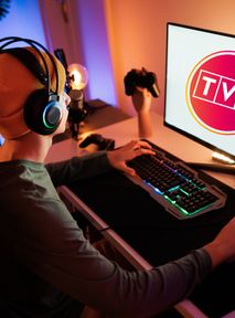 Kick ma beef z TVP 2. Telewizja Polska bierze się za nielegalne streamy