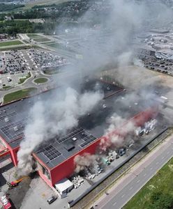 Płonie market budowlany. Upał i kłęby dymu utrudniają akcję gaśniczą