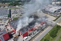 Płonie market budowlany. Upał i kłęby dymu utrudniają akcję gaśniczą