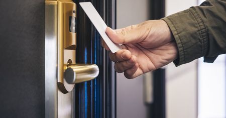 Drzwi na kartę w hotelu? Lepiej zrób to jeszcze zanim się rozpakujesz