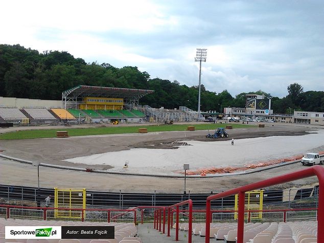 Na stadionie rybnickiego MOSiR-u trwa układanie murawy