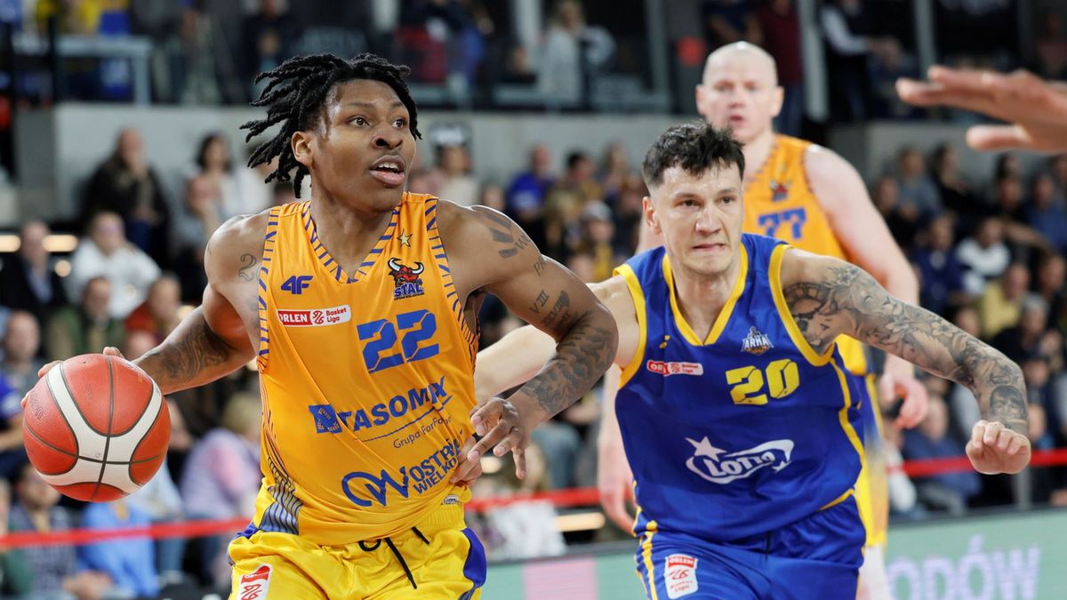 PAP / Tomasz Wojtasik  / Na zdjęciu: zawodnik Tasomix Rosiek Stali Ostrów Wlkp. Anthony Roberts (L) i Nemanja Nenadic (P) z AMW Arki Gdynia