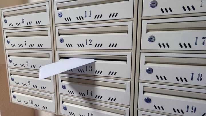 Naklejka "R" na skrzynce to ważna informacja