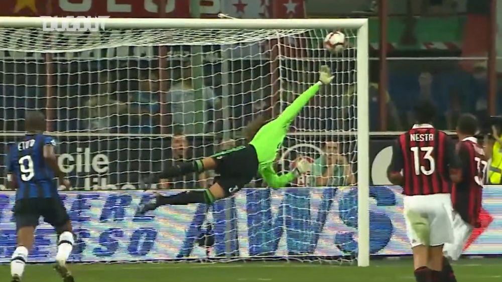 piłka wpada w okienko bramki AC Milan po strzale Dejana Stankovicia (Inter)