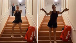 Sabalenka schodziła po schodach. Nagle zaczęła robić to