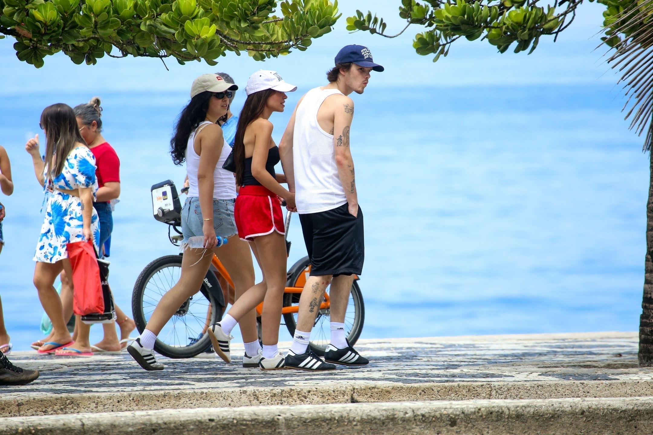 19-letni Cruz Beckham wczasuje się ze starszą o dekadę ukochaną