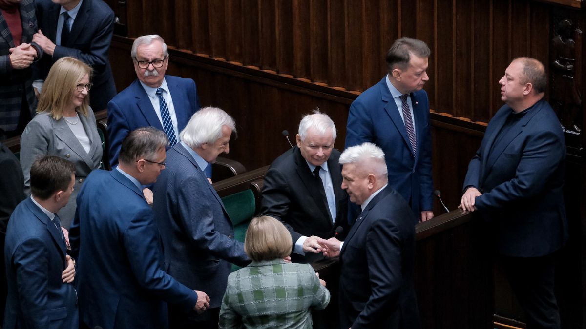 Na zdjęciu politycy PiS w Sejmie wokół prezesa partii Jarosława Kaczyńskiego