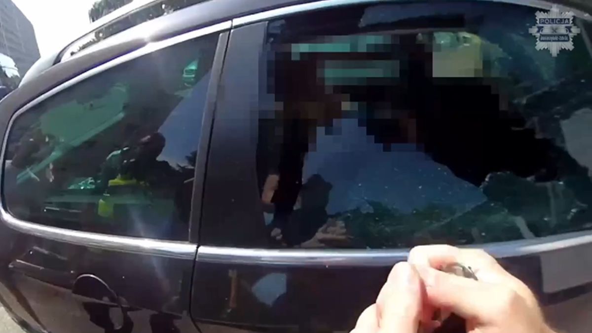 Policjanci uratowali 25-latka uwięzionego w rozgrzanym aucie