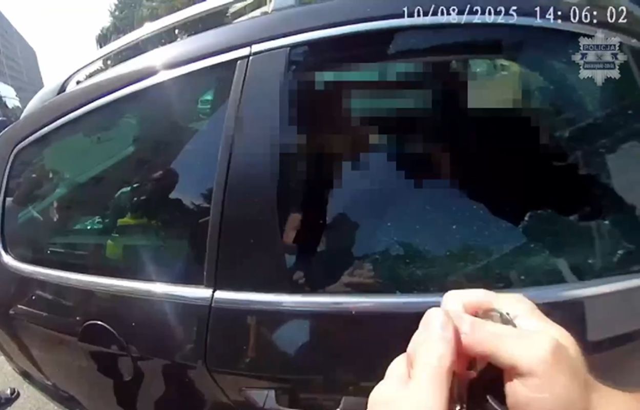 Zostawiła go w zamkniętym samochodzie. 25-latka uratowała policja
