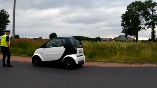 Kierująca smartem nie dość, że przekroczyła prędkość to jeszcze w bagażniku auta przewoziła 8-letnie dziecko.