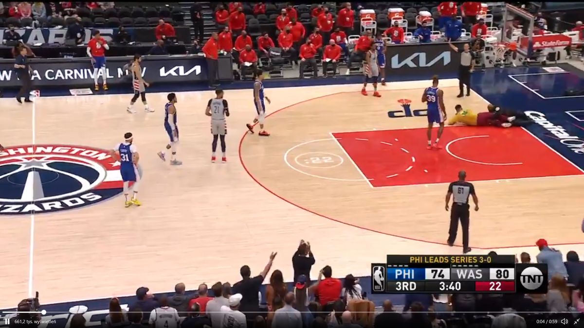 Niecodzienna sytuacja w NBA. Kibic wkroczył na parkiet