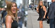 Jennifer Aniston posyła uśmiechy i eksponuje zgrabne nogi w czarnej mini