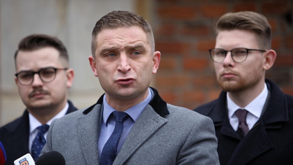 Warszawa.  Przedstawiciele Stowarzyszenia Marsz Niepodległości: Robert Bąkiewicz, Tomasz Kalinowski i Damian Kita podczas konferencji prasowej nt. trasy marszu