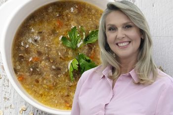 Ewa Wachowicz zdradza przepis na tani hit. Ta postna zupa z kaszą syci do wieczora