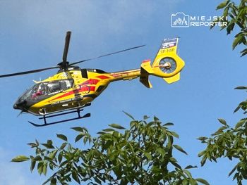 Warszawa. 13-latka weszła na słup trakcyjny i została rażona prądem na Bemowie. Na ratunek śmigłowiec LPR