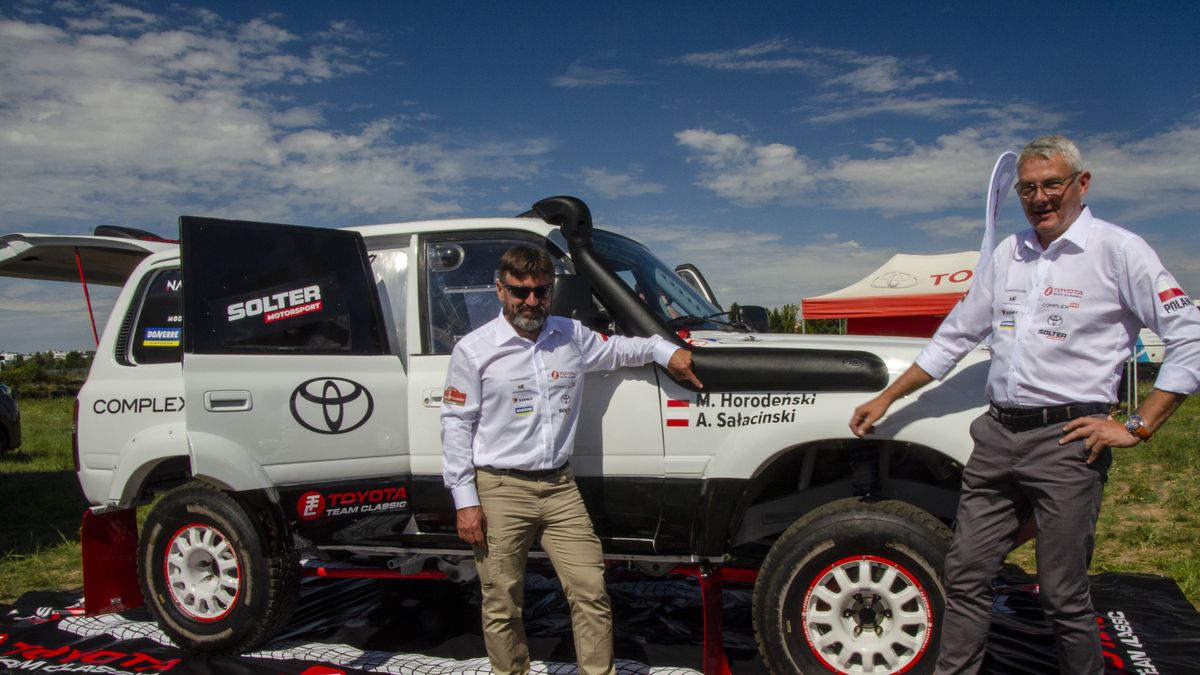 Po lewej Michał Horodeński. Z prawej jego pilot Arkadiusz Sałaciński