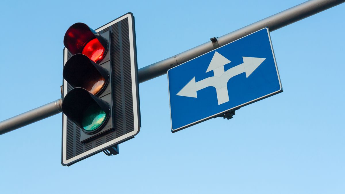 skrzyżowanie, sygnalizacja, sygnalizator, czerwone, stop, postój, przerwa, podróż, droga, ulica, znak, drogowskaz, trzy, strony, kierunek, biznes, niebieski, niebo, informacja, uwaga, wybór, koncepcja, przewóz