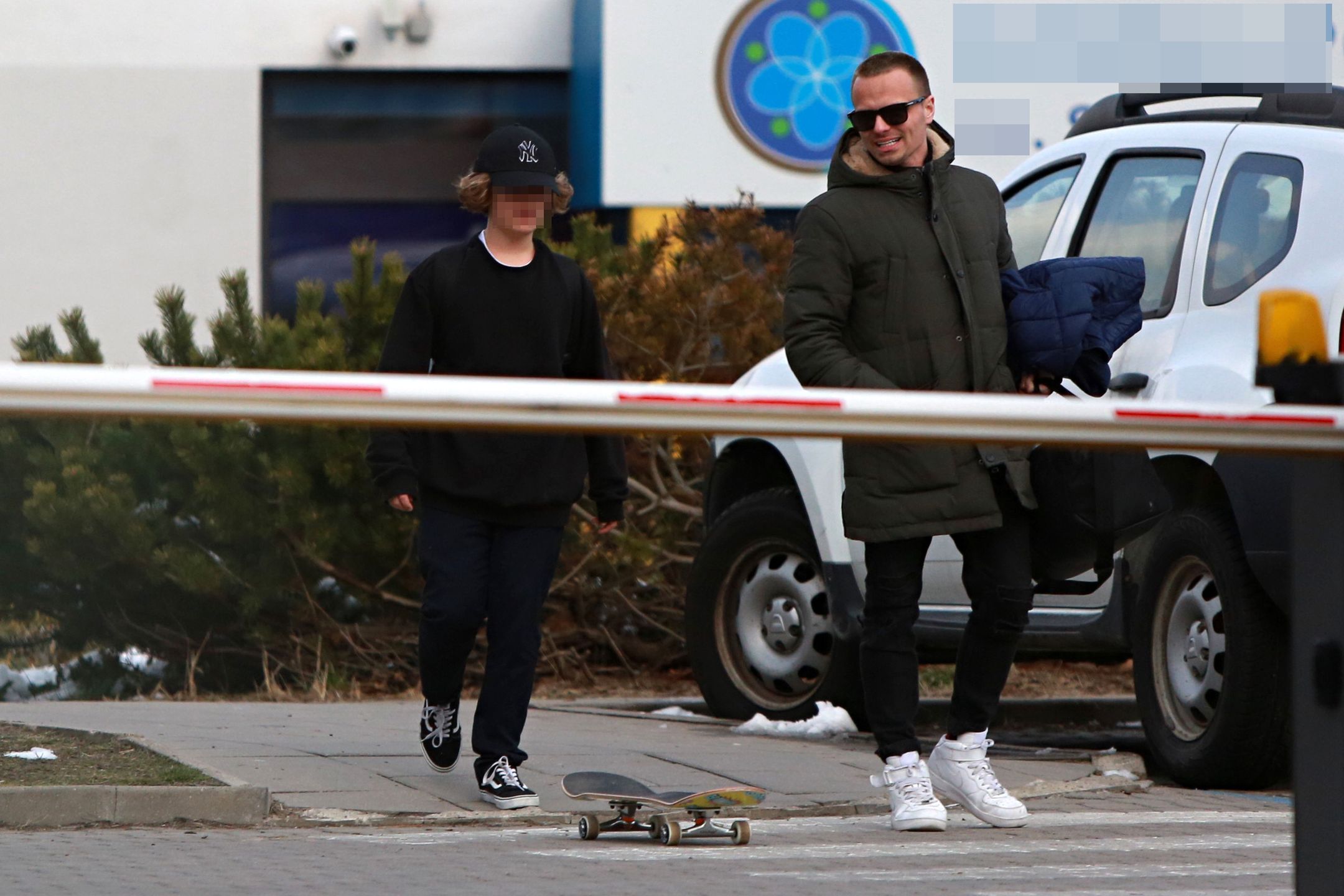 Marcin Hakiel dokazuje z dziećmi na placu zabaw