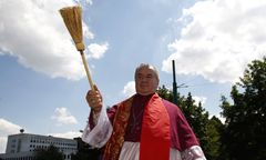 Biskup oskarżony o molestowanie. Jest ruch archidiecezji