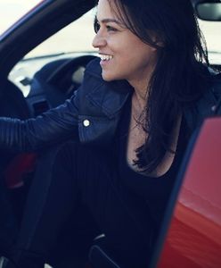 ''Szybcy i wściekli'': Michelle Rodriguez testuje Jaguara F-TYPE SVR