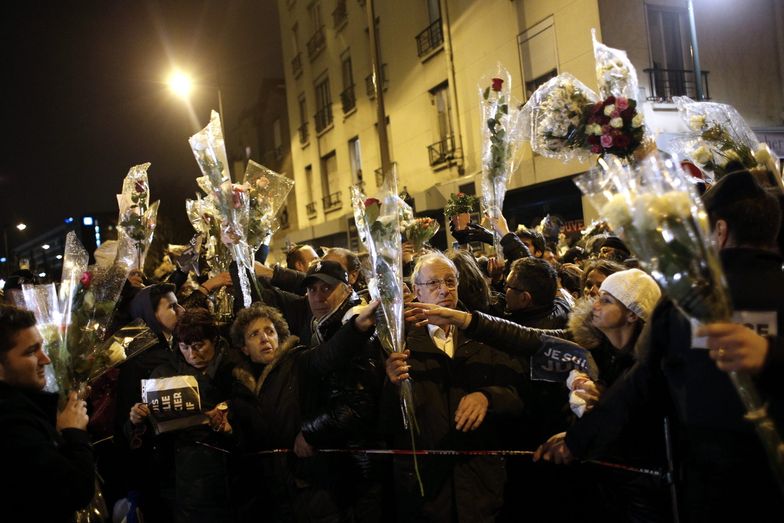 Na ulicach Paryża tłumy nie przestają składać kwiatów na znak</br>solidarności z rodzinami ofiar