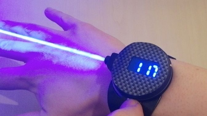 Laser Watch - zegarek jak z Jamesa Bonda. Pokaże godzinę i wypali dziurę w ścianie! 1