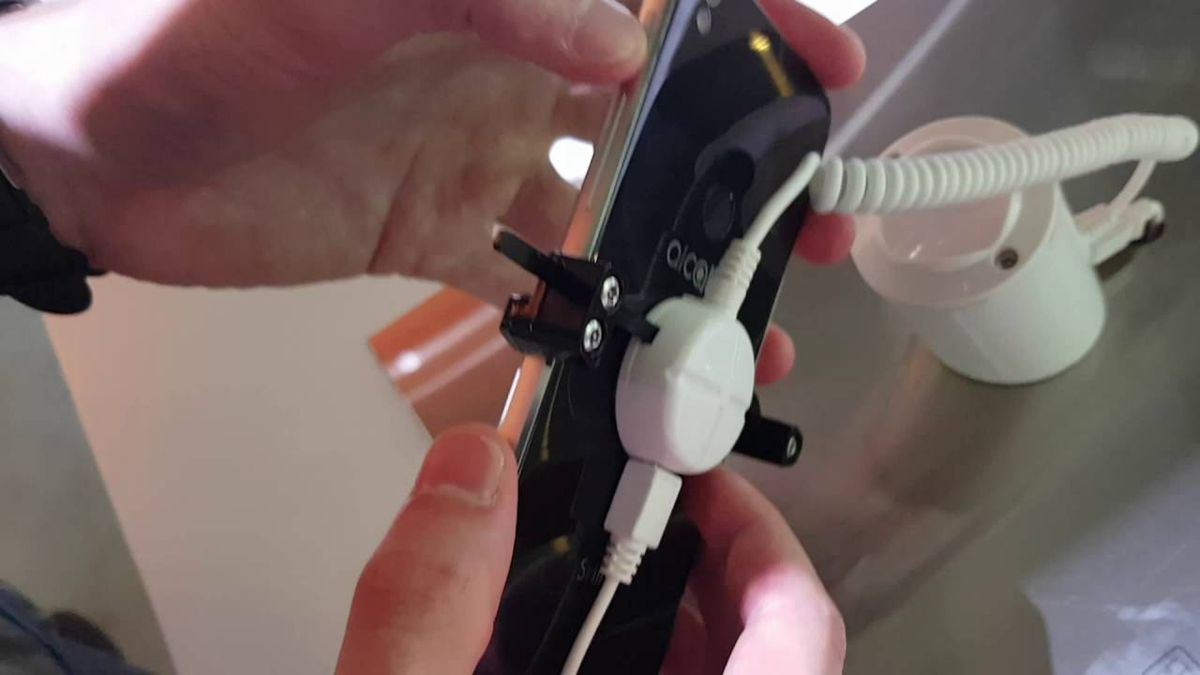 Alcatel Shine Lite w naszych rękach [wideo] 1