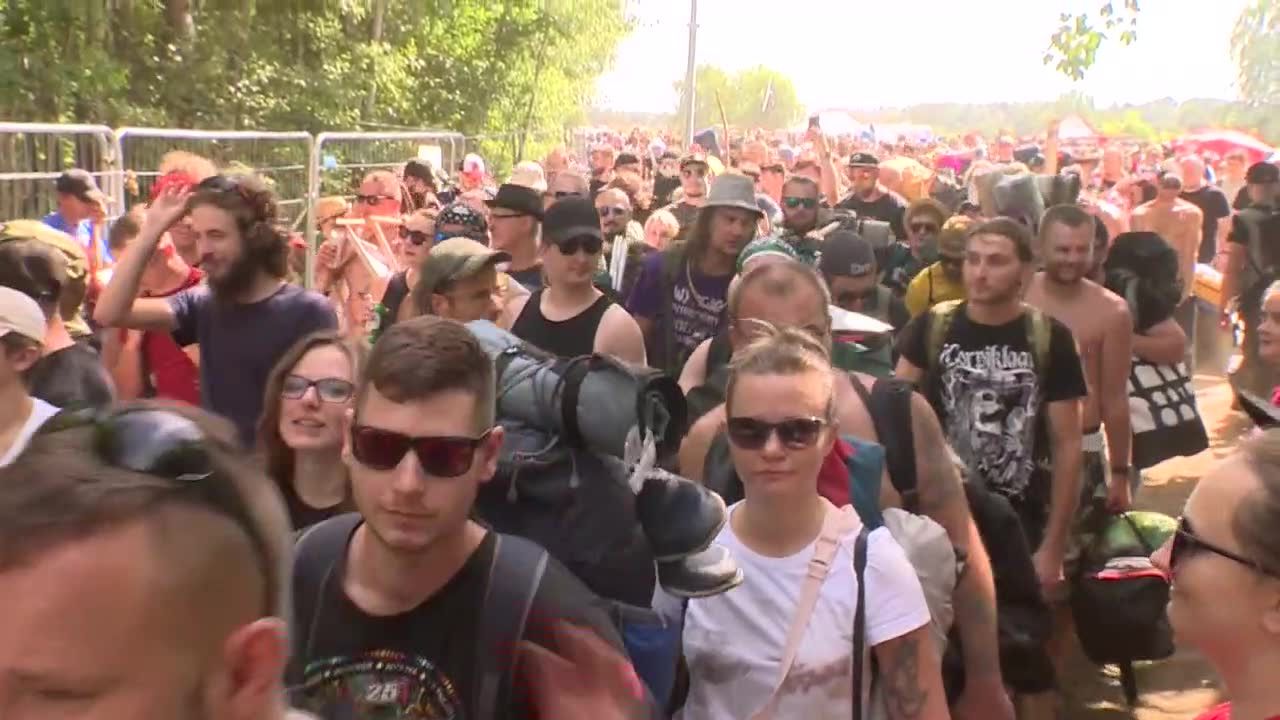 Otwarto bramy Pol’and’Rock Festival. Publiczność zaczęła wypełniać festiwalowe miasteczko