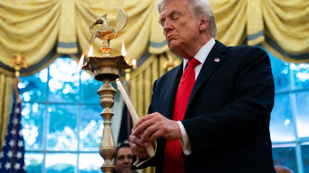 US President Donald Trump lights a diya candle during a Diwali celebration in the Oval Office of the White House in Washington, DC, USA, 21 October 2025. EPA/ALLISON ROBBERT / POOL Dostawca: PAP/EPA.