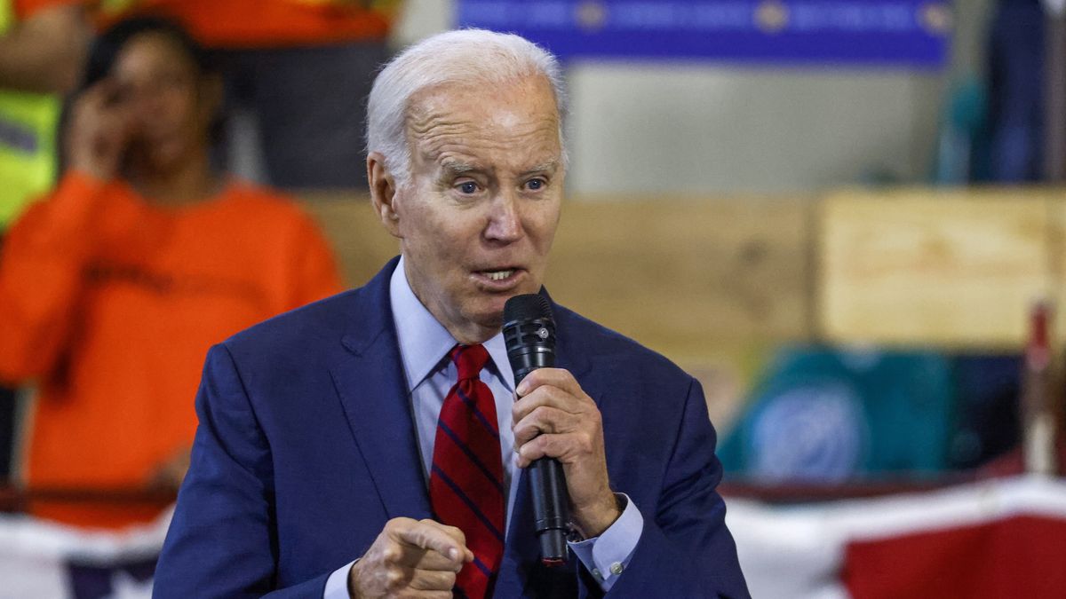 US President Joe Biden speaks at the Laborers' International Union of North America training center in DeForest, Wisconsin, USA, 08 February 2023. Biden is coming off his State of the Union address to discuss his economic plans and job creation. EPA/TANNEN MAURY Dostawca: PAP/EPA.