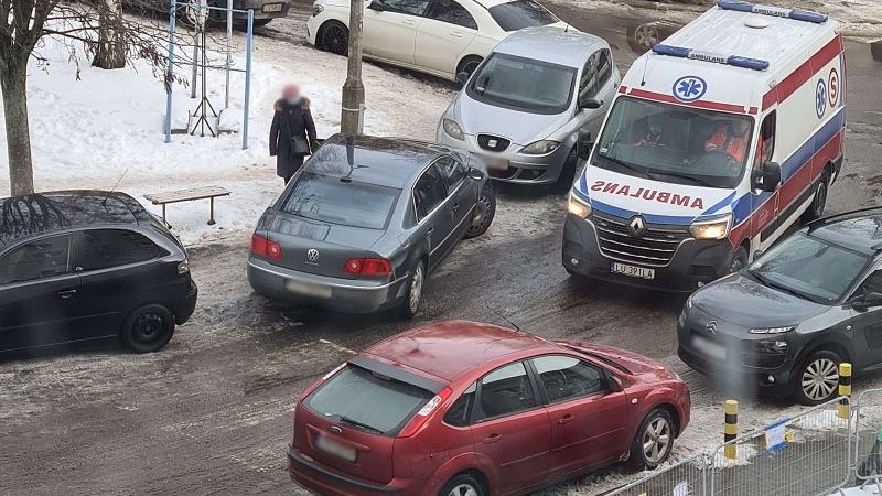 Kierowca Volkswagena zablokował przejazd karetce