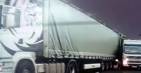 Wariat zatrzymuje ruch na polskiej autostradzie