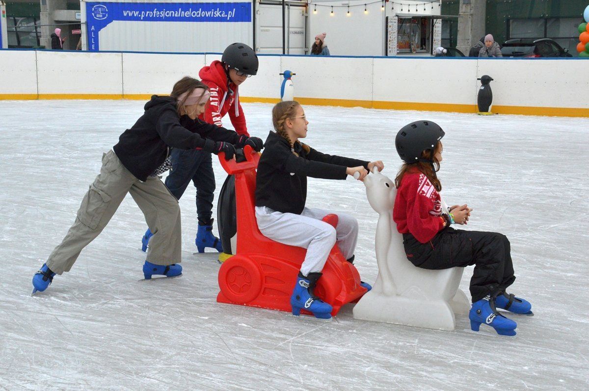 Stalowa Wola: Otwarcie lodowiska. Inauguracja sezonu była atrakcyjna