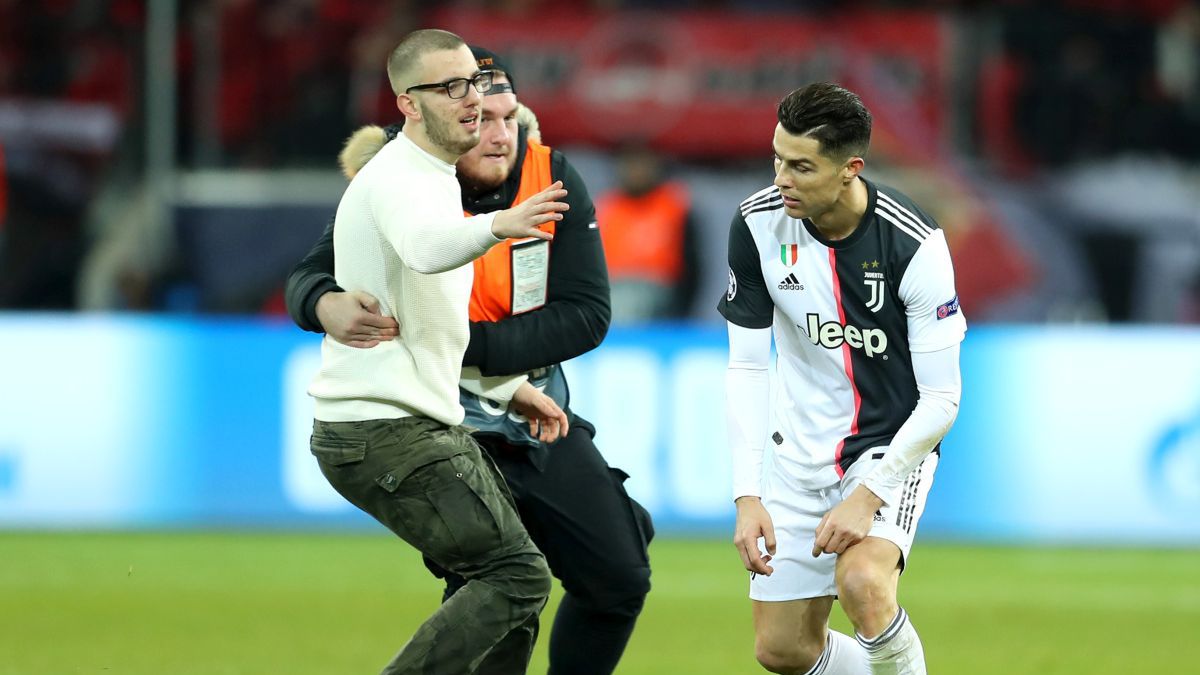 Cristiano Ronaldo robi unik przed kibicem na meczu Bayer - Juventus