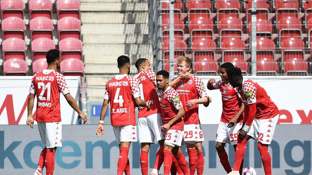 piłkarze 1FSV Mainz 05 cieszą się z gola