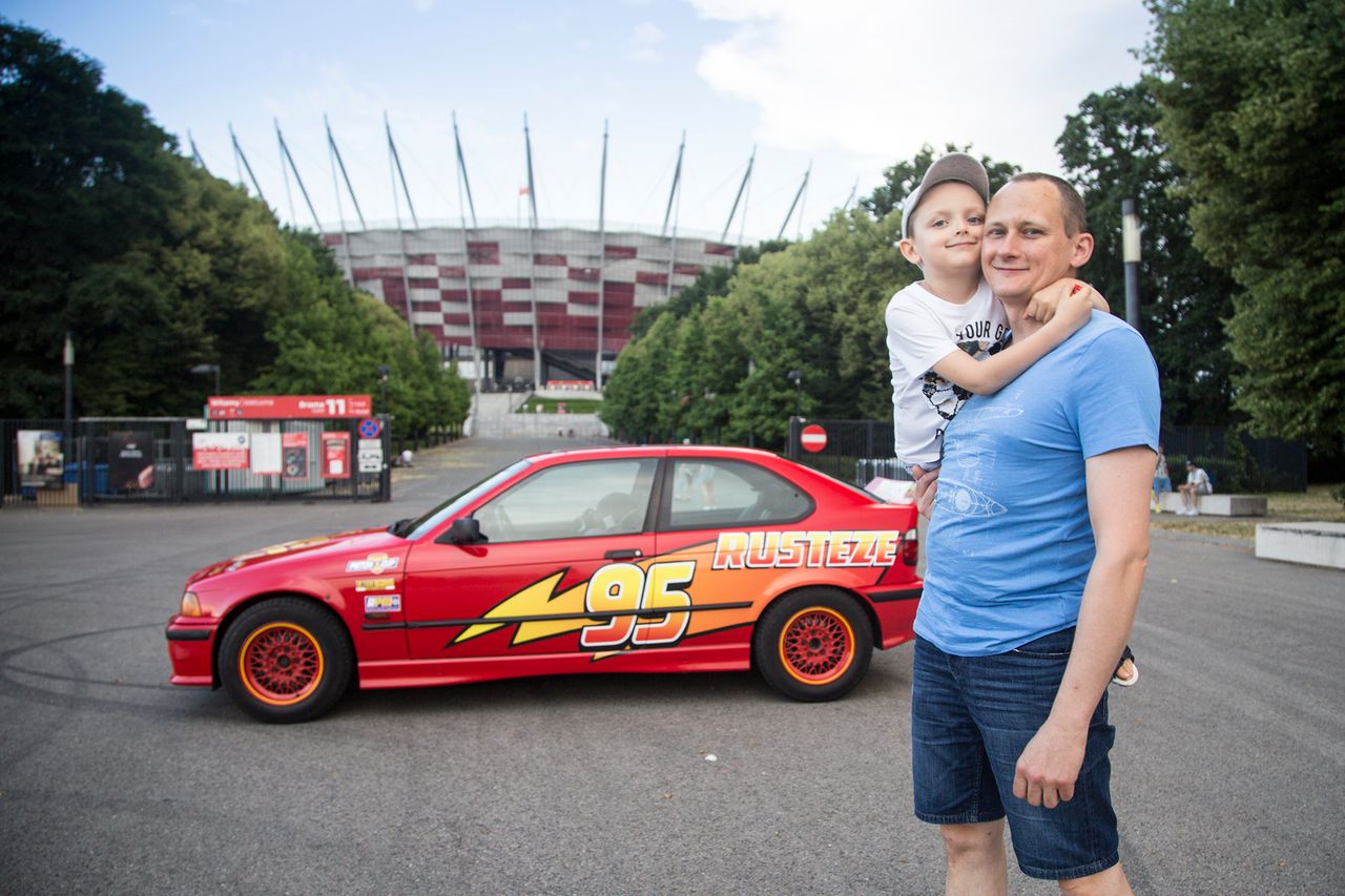 BMW Zygzak McQueen ze swoimi twórcami (fot. Mateusz Żuchowski)