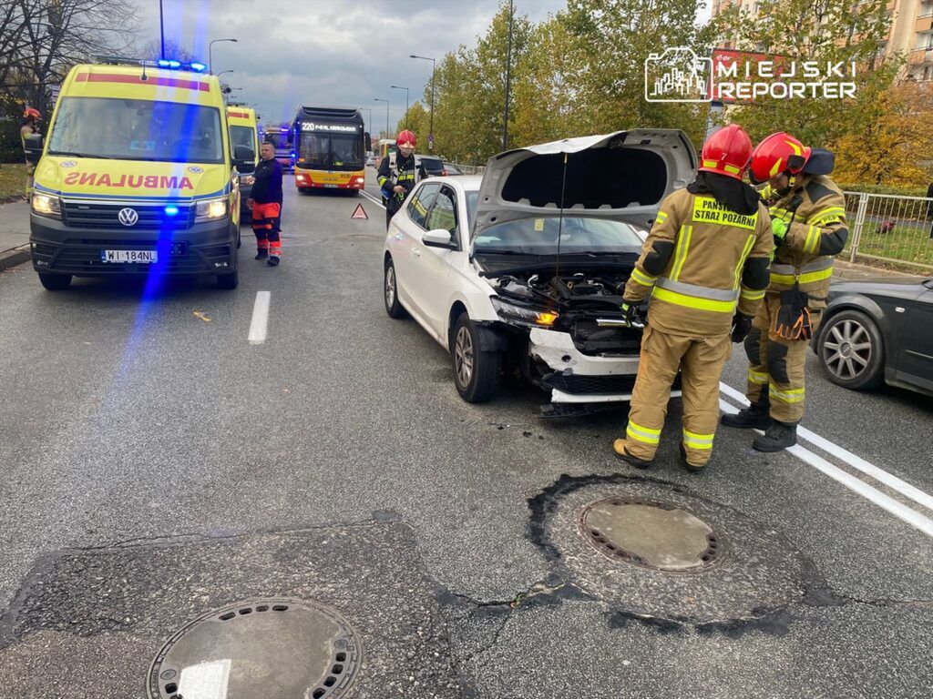 Warszawa: Dwie skody zderzyły się na Bemowie. Trzy osoby pod opieką ratowników