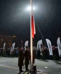 Polska flaga na stałe na pl. Piłsudskiego