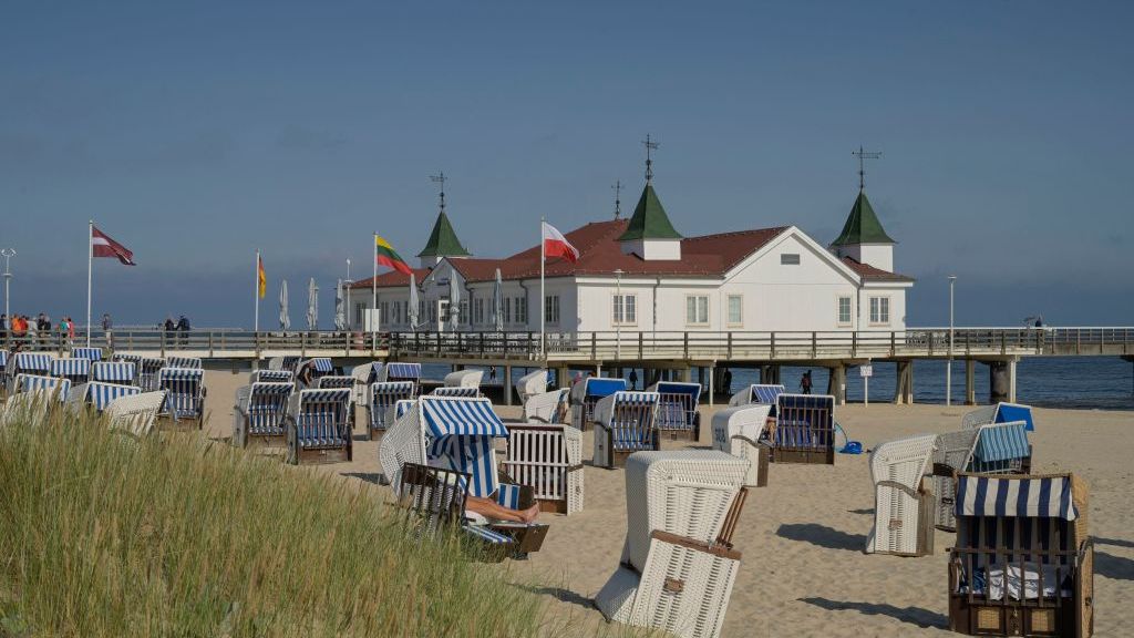 Sandy beach, beach chairs, pier, Ahlbeck, Usedom, Mecklenburg-Western Pomerania, Germany
Sandy beach, beach chairs, pier, Ahlbeck, Usedom, Mecklenburg-Western Pomerania, Germany. (Photo by: Bildagentur-online/Schoening/Universal Images Group via Getty Images)
Bildagentur-online
mecklenburg-western pomerania, coast, baltic sea coast, sandy beach, shore, beach chairs, outside, baltic coast, view, german, beach chair, sandy, outside view, building, bridge, western pomerania, beach baskets, baltic sea bridge, germans, buildings