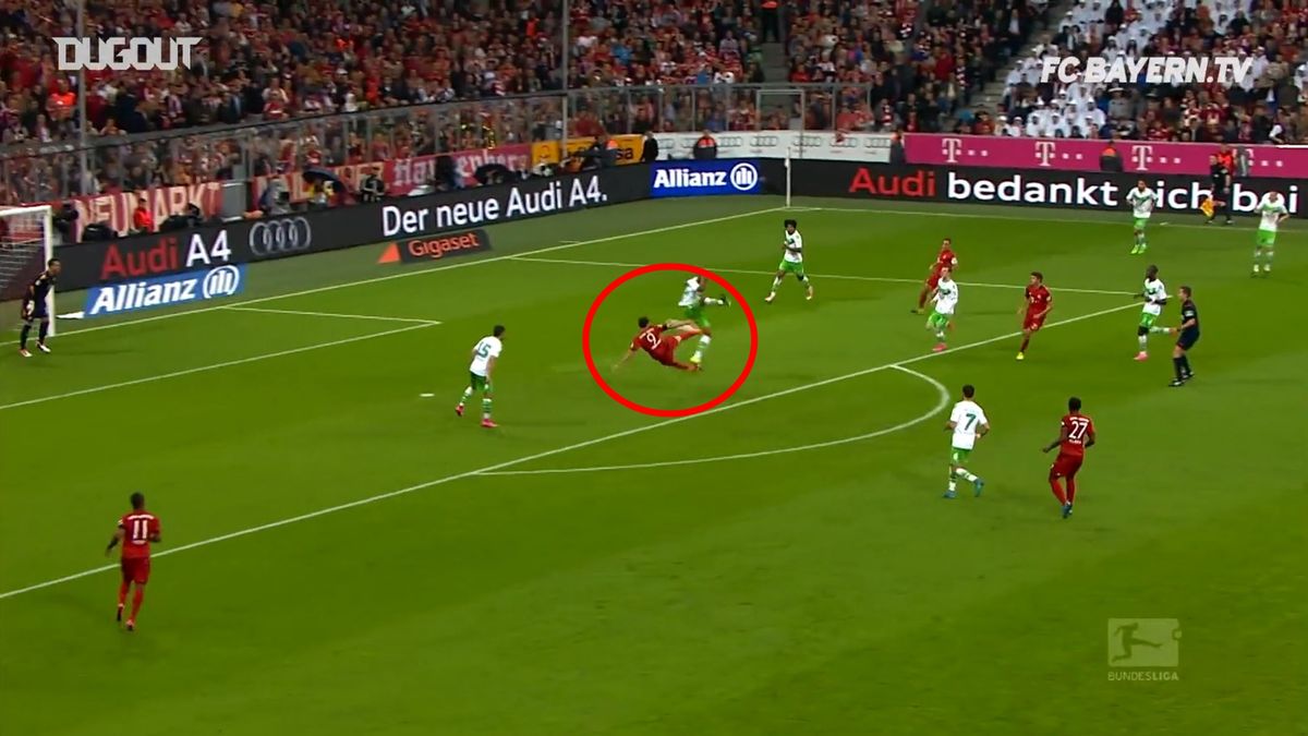 Robert Lewandowski strzela bramkę w meczu z Wolfsburgiem