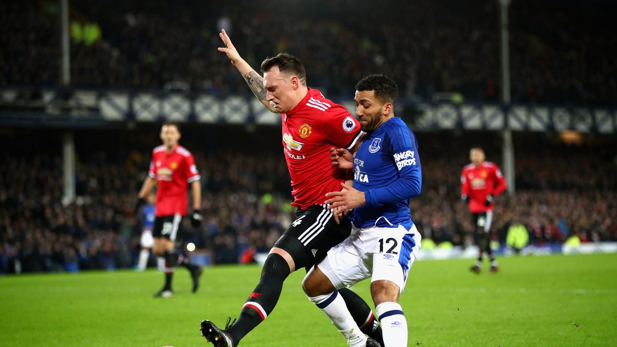 Phil Jones (z lewej) oraz Aaron Lennon (z prawej)