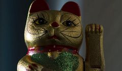 Westernowy pojedynek przedmiotów reklamuje szafę i regały z IKEA (wideo)